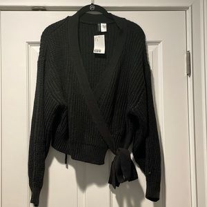 Black h&m sweater never worn
